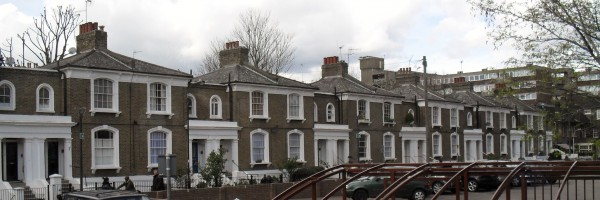 Wir haben dort die britische Bauweise genauer unter die Lupe genommen. Diese zeichnet sich durch Natur- und Backsteinfassaden, sowie die Sprossenfenster aus. Das Stadtbild wird meistens durch die Reihenhäuser geprägt. Auf Nachfrage wurde uns erklärt, dass diese kostengünstig sind und die Architektur das Gefühl von Zusammenhalt symbolisiert. Zudem sind die Häuser aufgrund des Platzmangels und den hohen Grundstückspreisen in den Städten recht schmal und eher in die Höhe gebaut.