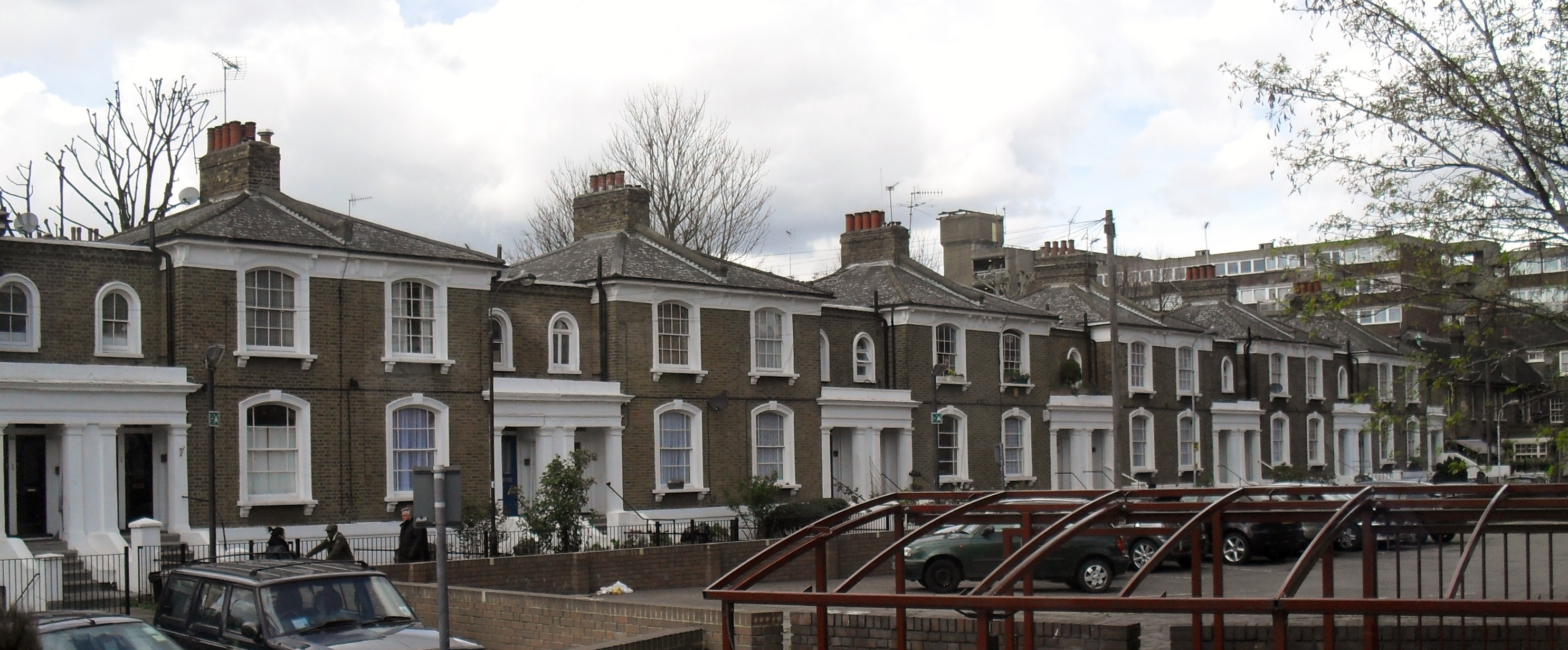 Wir haben dort die britische Bauweise genauer unter die Lupe genommen. Diese zeichnet sich durch Natur- und Backsteinfassaden, sowie die Sprossenfenster aus. Das Stadtbild wird meistens durch die Reihenhäuser geprägt. Auf Nachfrage wurde uns erklärt, dass diese kostengünstig sind und die Architektur das Gefühl von Zusammenhalt symbolisiert. Zudem sind die Häuser aufgrund des Platzmangels und den hohen Grundstückspreisen in den Städten recht schmal und eher in die Höhe gebaut.